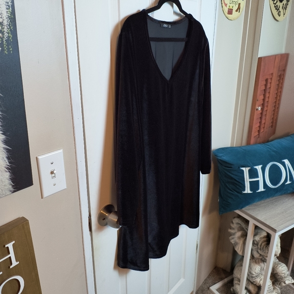 Lily Firmiana Sz 4X  Black Velvet Gothic Vneck tunic top Stretchy - Picture 2 of 7